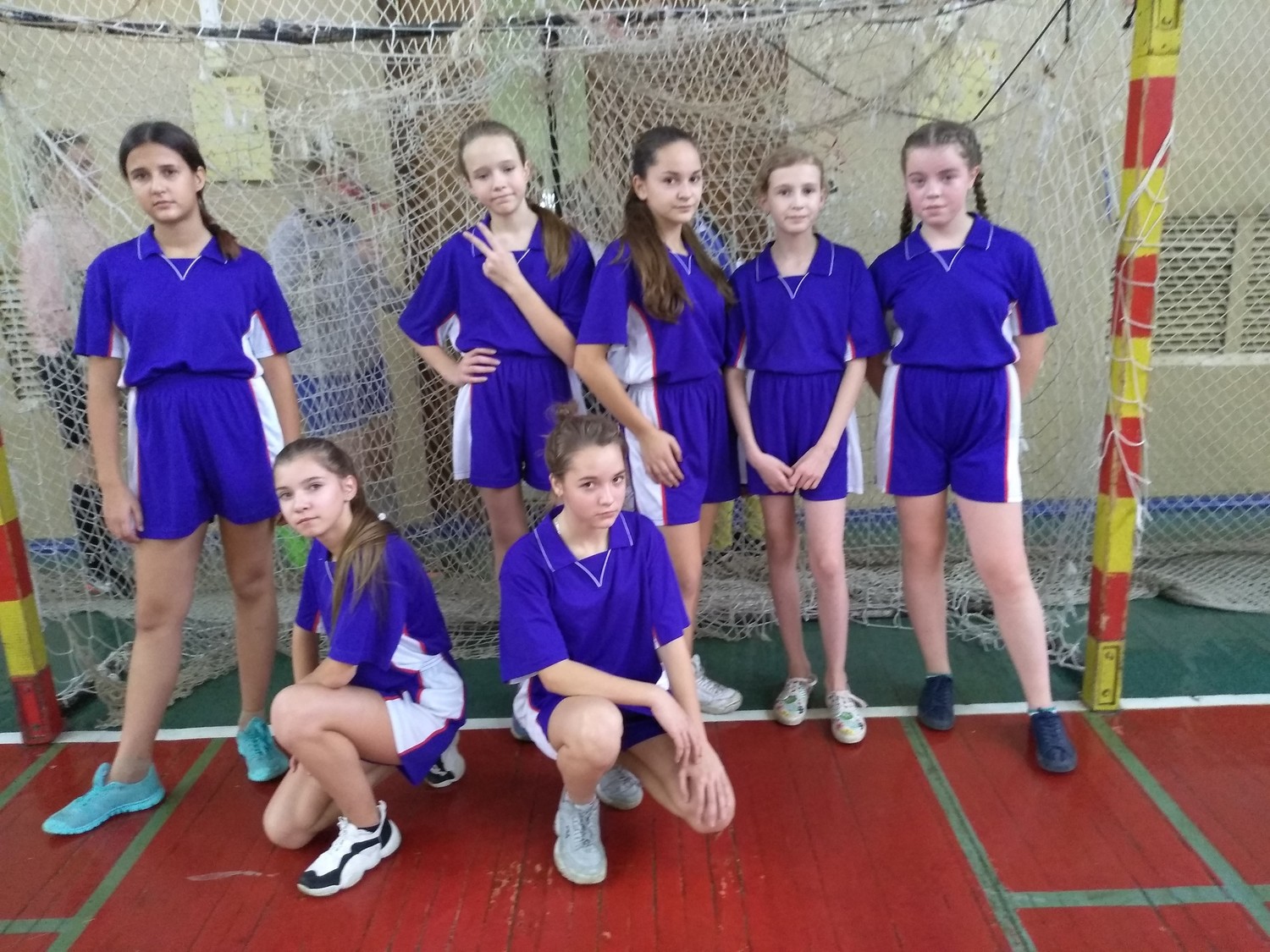 Бадминтон команда. Ялуторовск команда девочек игра. Детской юношеские игры 1998 года парад. Team Badminton School.